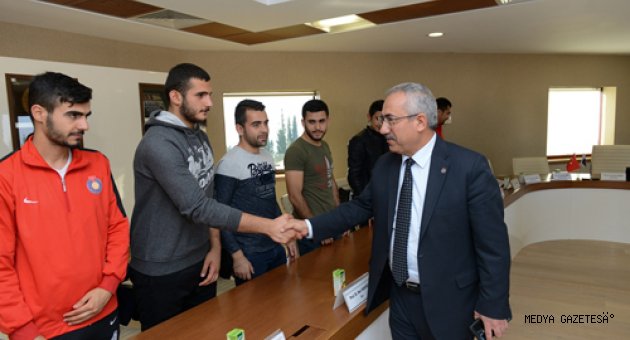 1. Lige Yükselen KSÜ Erkek Futbol Takımı, Rektör Deveci’yi Ziyaret Etti