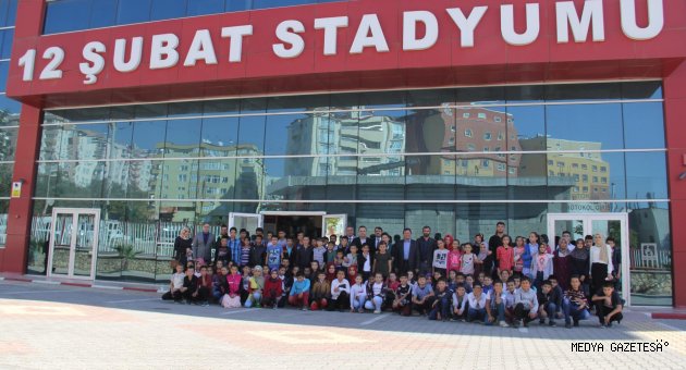 100 ORTAOKUL ÖĞRENCİSİ 12 ŞUBAT STADINI ZİYARET ETTİLER