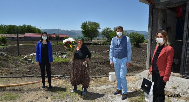 107 yaşında tarlada çalışırken Anneler Günü kutlandı