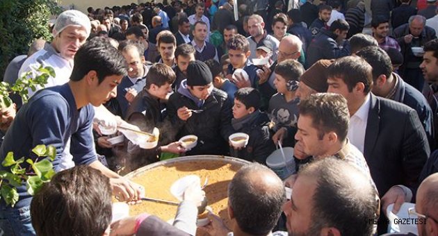 15 yıllık aşure geleneği devam ediyor