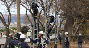 Akedaş Elektrik Dağıtım A.Ş. saha ekiplerine yüksekte güvende çalışma eğitimleri devam etti.