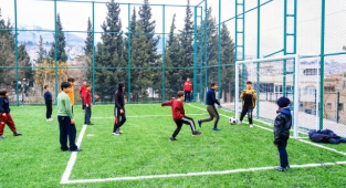 ALTI PAZAR YERİ, ÜSTÜ HALI SAHA