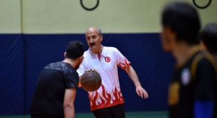 BAŞKAN OKAY GENÇLERLE BASKETBOL MAÇINDA BİR ARAYA GELDİ