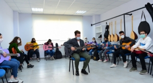 DULKADİROĞLU GENÇLİK MERKEZİ’NDE KURSLAR DEVAM EDİYOR