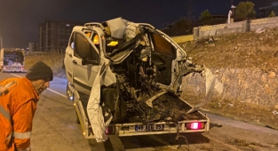Kahramanmaraş’ta kamyonet yönlendirme levhasına çarptı: 1 ölü