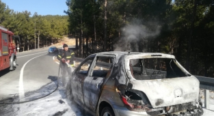 Kahramanmaraş’ta otomobil seyir halinde alev aldı