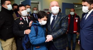 Şehit çocukları bugün babasının arkadaşlarıyla okula gitti