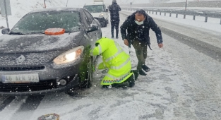 Sürücülerin yardımına jandarma koştu