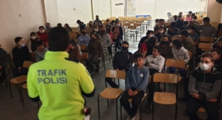 Trafik ekipleri öğrencileri bilgilendirdi