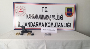Yolcunun_üzerinde_ruhsatsız_tabanca_ve_uyuşturucu_bulundu