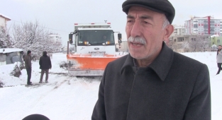 Ana caddeleri açık tutan Elbistan Belediyesi, sokak çalışmalarında muhtarlarla birlikte hareket ediyor.