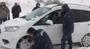 Araçlarında mahsur kaldılar son anda kurtarıldılar