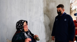 Belediye ekipleri, kimsesiz yaşlı ve yalnız yaşayanların ihtiyacını gideriyor