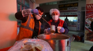 Büyükşehir’den Yürekleri Isıtan Sıcak Çorba İkramı