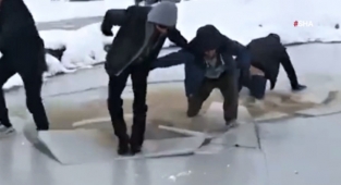 Buz tutmuş çayda çocukların oyunu üşüttü
