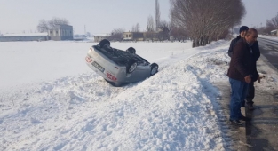 Buzlu yolda kontrolden çıkan otomobil takla attı: 2 yaralı