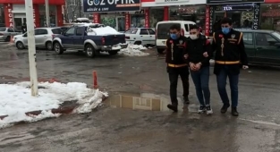 Cinayetten aranıyordu akrabasının evinde yakalandı