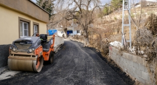 DULKADİROĞLU’NDAN PEYNİRDERE’DE ASFALT ÇALIŞMASI