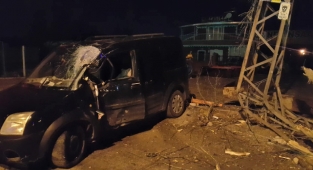 Elbistan’da hafif ticari araç elektrik direğine çarptı: 2 yaralı