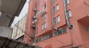 Kahramanmaraş’ta çatıdan düşen kar yığınları paniğe neden oldu