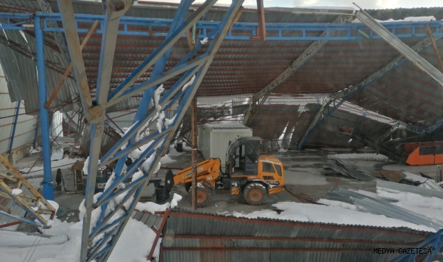 Kahramanmaraş’ta geri dönüşüm fabrikasının çatısı çöktü