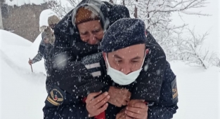 Kahramanmaraş’ta jandarma sırtında tahliye