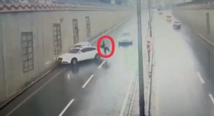 Kahramanmaraş’ta otomobilin önüne atladı