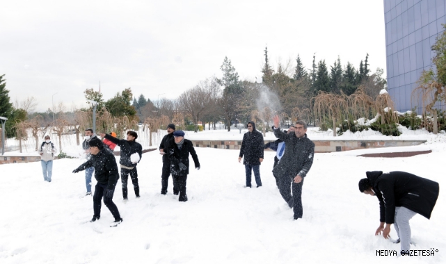 KSÜ Öğrencileri Sınav Döneminin Yorgunluğunu Kartopu Oynayarak Attı