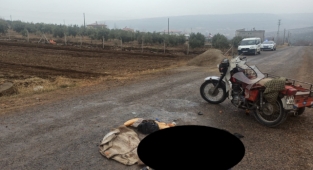 Kum yığına çarpan motosiklet devrildi: 1 ağır 2 yaralı