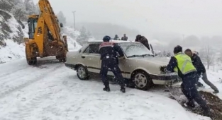 Öğrencilerin ve sürücülerin yardımına jandarma yetişti