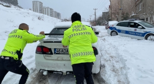 -Sürücülerin imdadına polis ekipleri yetişti