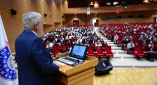 Üniversitemiz Tıp Fakültesi 2. Dönem Öğrencilerine Beyaz Önlükleri Törenle Giydirildi