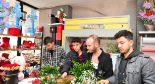 Çiçekçilerde ‘Sevgililer Günü’ mesaisi