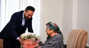 Sevgililer Günü’nde annesine çiçeği, Başkan Gürbüz takdim etti.