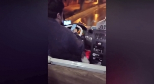 Seyir halinde cep telefonuyla oynayan şoförü yolcu görüntüledi