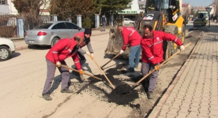 Yoğun kış koşulları nedeniyle deforme olan yollar onarılıyor