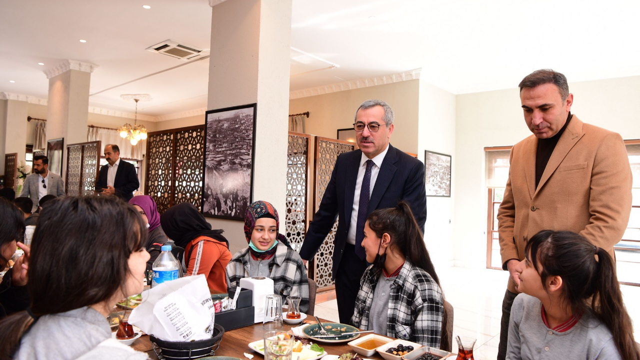 Başkan Güngör Tarihi Maraş Kalesi’nde Gençlerle Buluştu
