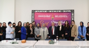 Başkan Mahçiçek geleneği bozmadı, kadın personelleriyle buluştu