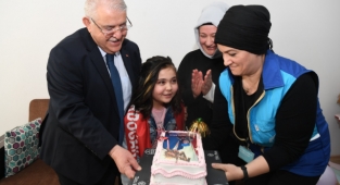 Başkan Mahçiçek’ten Cumhurbaşkanı Erdoğan hayranı minik İkra’ya doğum sürprizi