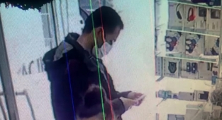 Çaldığı telefonu satmak isterken yakalandı