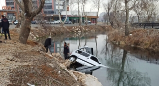 Elbistan’da hafif ticari araç nehre uçtu: 1 ölü 2 yaralı
