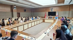 Güvenç, Kahramanmaraş'lı lise öğrencilerine TBMM’yi gezdirdi.
