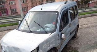 Hafi ticari araç bariyerlere çarptı: 3 yaralı