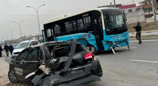 Halk otobüsü ile sürücü eğitim aracı çarpıştı