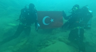 -Kahramanmaraş’ta Çanakkale şehitleri için su altında Türk Bayrağı açtılar
