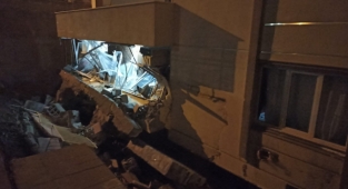 Kahramanmaraş’ta istinat duvarı binanın üzerine yıkıldı