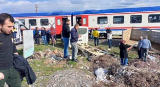 -Kahramanmaraş’ta kamyonet yolcu trenine çarptı:2 yaralı