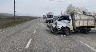 Kamyonet ile tır çarpıştı: 1 yaralı