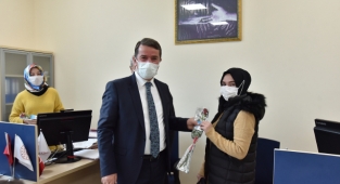 Okumuş Ailesi; 8 Mart Dünya Kadınlar Gününü kutlayarak, gül takdim ettiler.