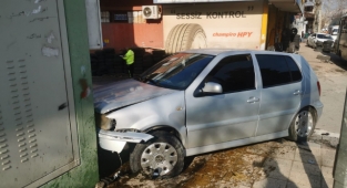 Otomobil elektrik trafosuna çarptı: 1 yaralı